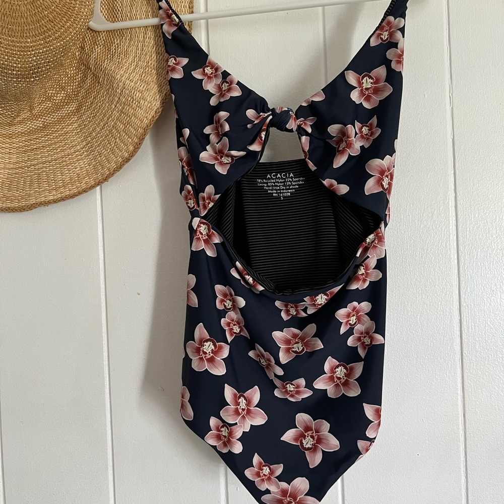 Like new acacia indies in isle size small